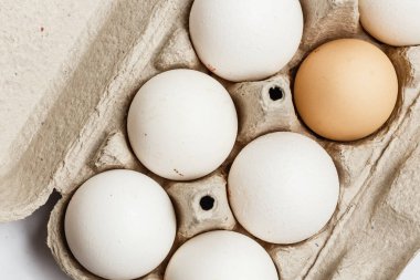 yumurta beyaz masada kağıt pakette. üstten görünüm