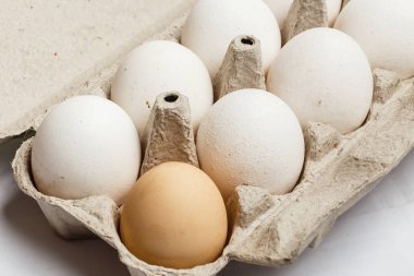 yumurta beyaz masada kağıt pakette. üstten görünüm