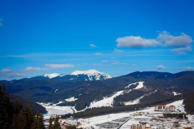 Ahşap dağ evi evleri ve kar dağlar peyzaj ve Kayak pistlerindeki panorama resort