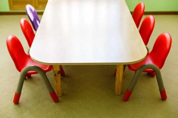 Sedia Bambini Sedie Rosse Sul Tavolo — Foto Stock