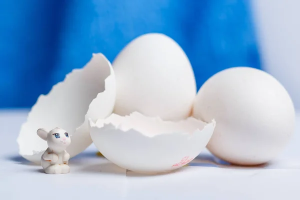 Uova Bianche Nella Ciotola Sfondo Blu — Foto Stock