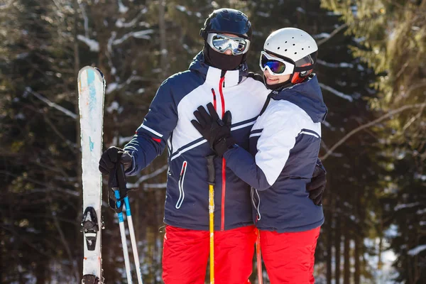 Couple Skieur Debout Sur Sommet Une Montagne Enneigée Regardant Autre — Photo