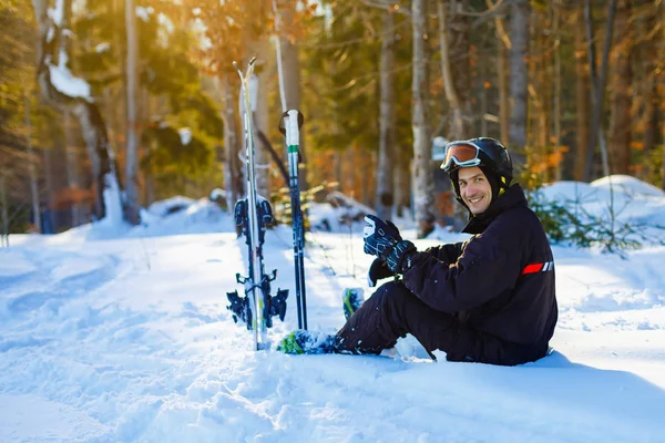 Skifahrer Sitzt Entspannt Auf Schnee — Stockfoto