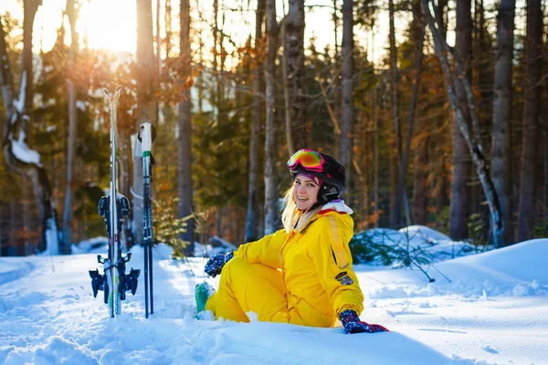 Menina Cuidadosa Com Esqui Montanha Sentado Uma Pista Esqui Olha — Fotografia de Stock