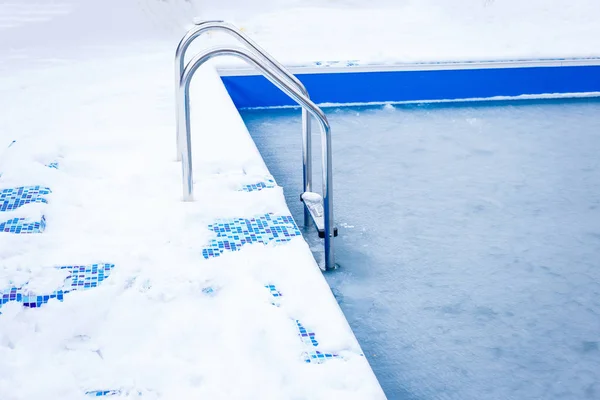 Havuz iç bahçesinde turkuaz su ile