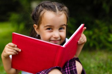 mutlu küçük kız bir kitap. Geri okul kavramı.
