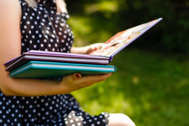Okuma kavramı kitap, kitap, okuma genç kadın yakın çekim