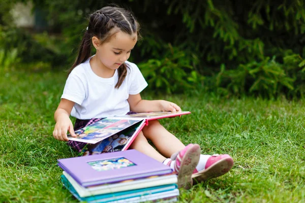 Porträt Eines Kleinen Süßen Mädchens Das Buch Liest Sommergrünen Park — Stockfoto