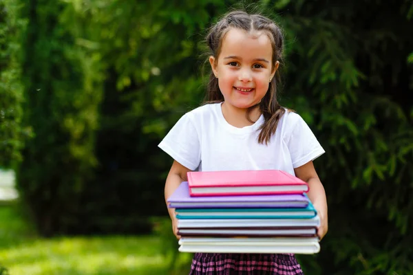 Adorable Colegiala Parque Ciudad Brillante Día Otoño Educación Para Niños —  Fotos de Stock