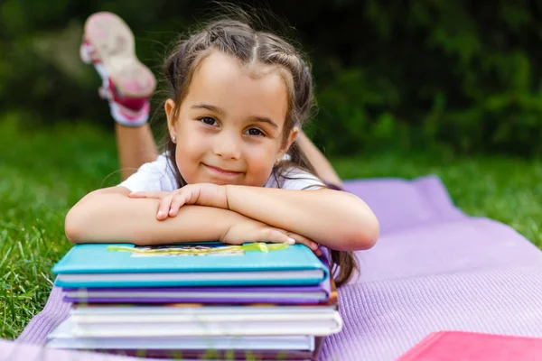 Sevimli küçük kız öğrenci bir şehir parkı parlak sonbahar günü. Genç çocuklar için eğitim. Geri okul kavramı.