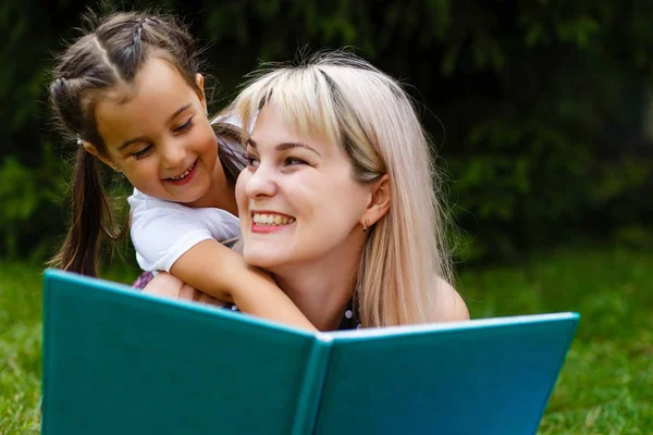 Досить Молода Мати Читає Книгу Своїй Маленькій Доньці Лежить Зеленому — стокове фото