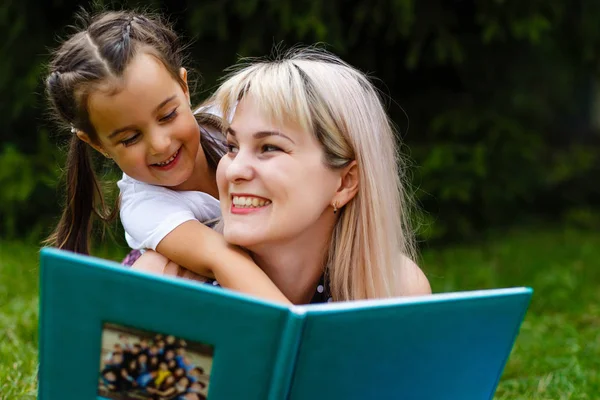 Ganska Ung Mor Läsebok Att Hennes Lilla Dotter Som Sitter — Stockfoto