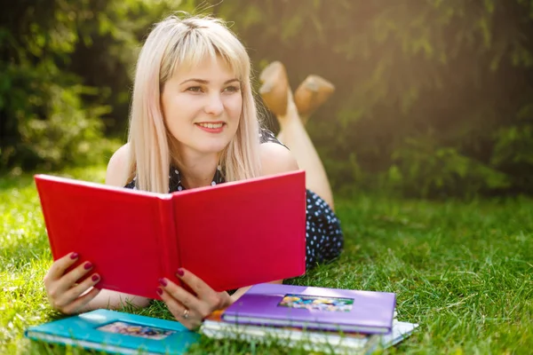 Woman Lay Relaxing Green Grass Reading Book Summer Spring Top — Stock Photo, Image