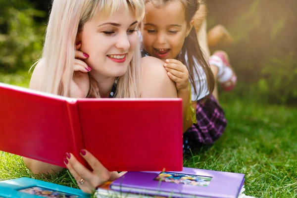 Досить Молода Мати Читає Книгу Своїй Маленькій Доньці Зеленому Лузі — стокове фото