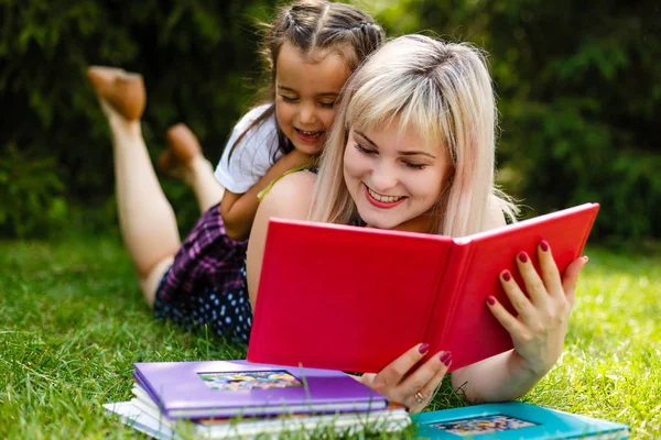 Mutter Und Tochter Lesen Park Ein Buch — Stockfoto