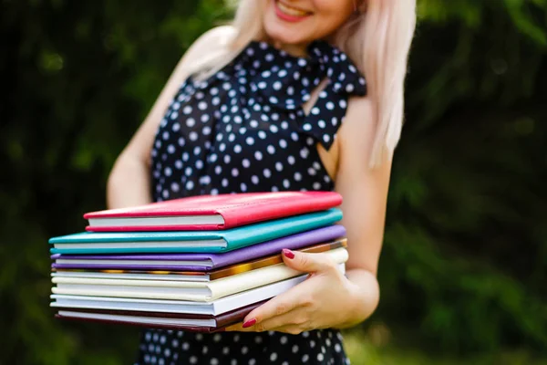 Menina Segurando Pilha Livros Mãos Close — Fotografia de Stock