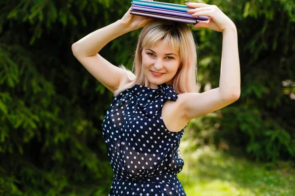 Studentenmädchen Mit Büchern Auf Dem Kopf Universität Bildung Blick Geradeaus — Stockfoto