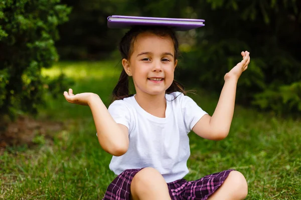 Kleines Mädchen Mit Buch Über Dem Kopf Freien Schulmädchenporträt Bildungskonzept — Stockfoto