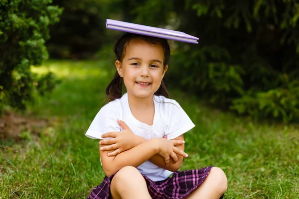 Kleines Mädchen Mit Buch Über Dem Kopf Freien Schulmädchenporträt Bildungskonzept — Stockfoto