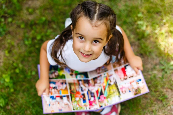 Kleines Mädchen Beim Betrachten Ihres Albumfotos — Stockfoto