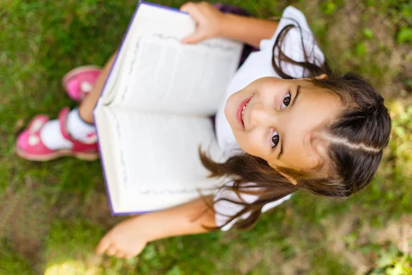 Porträt Eines Kleinen Netten Mädchens Das Sommergrünen Park Sitzt Und — Stockfoto