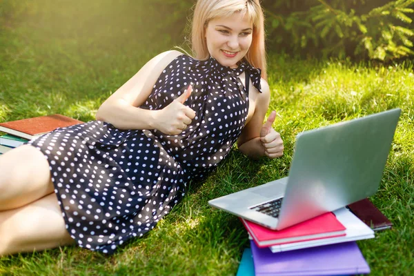 Mujer Joven Con Portátil Hierba Verde Parque — Foto de Stock