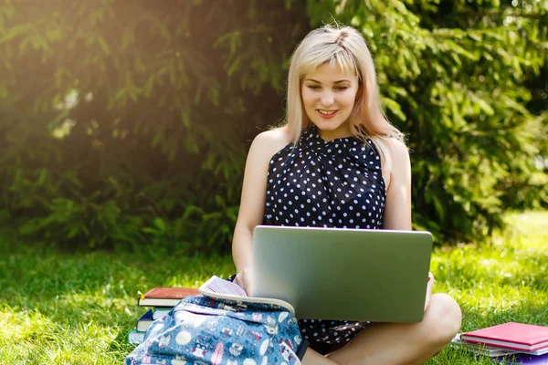 Jovem Mulher Com Laptop Sentado Grama Verde Parque — Fotografia de Stock