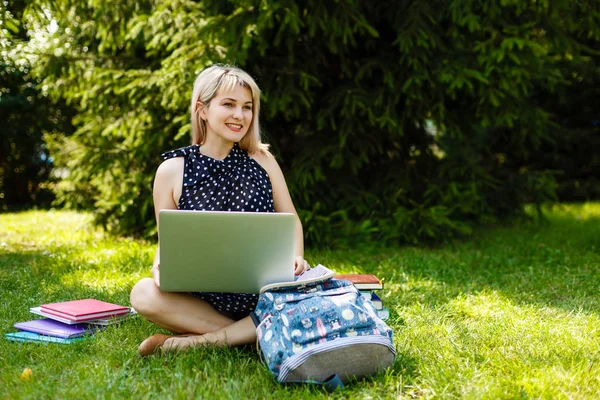 Jovem Mulher Sentada Gramado Uma Posição Ioga Com Laptop — Fotografia de Stock