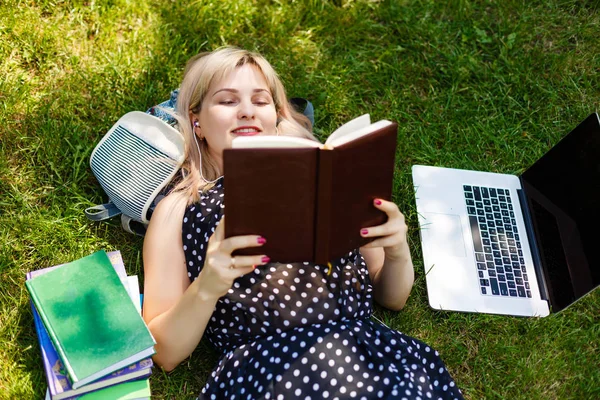College Student Liggande Gräset Arbetar Laptop Campus — Stockfoto
