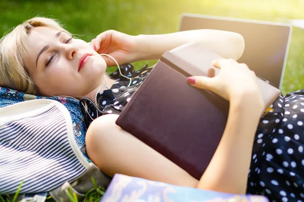 Menina Com Fones Ouvido Livro Segurando Deitado Grama Verde Com — Fotografia de Stock
