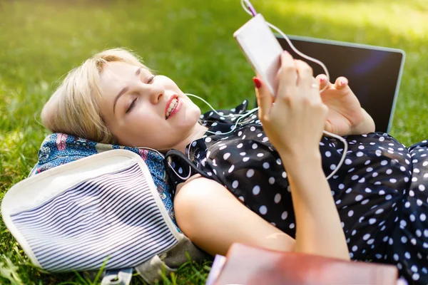 Mulher Deitar Relaxar Grama Verde Ouvir Música — Fotografia de Stock