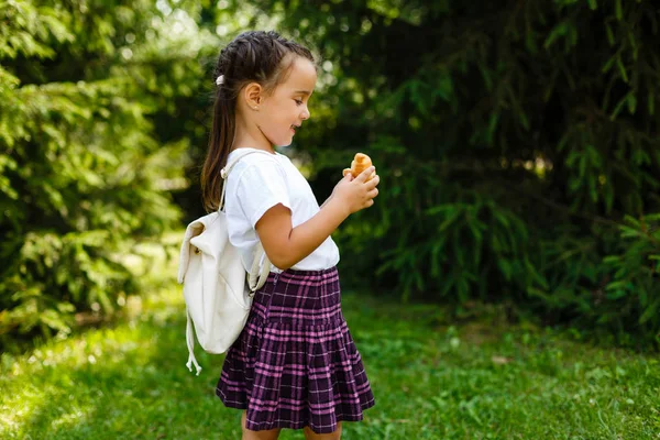 Weinig Schoolmeisje Eten Croissants Het Park Terug Naar School Buiten — Stockfoto