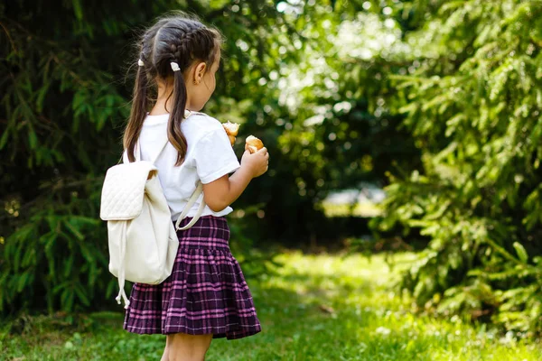 Weinig Schoolmeisje Eten Croissants Het Park Terug Naar School Buiten — Stockfoto