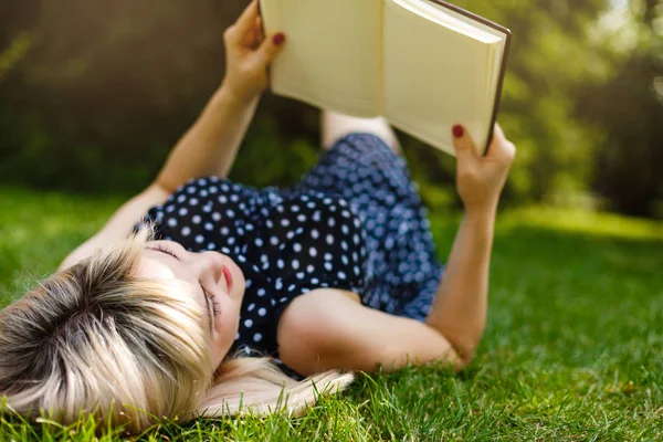 Mulher Deitar Relaxar Livro Leitura Grama Verde Verão Primavera Vista — Fotografia de Stock