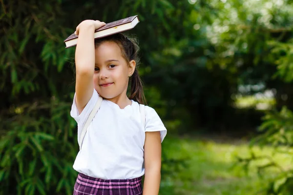 Glückliches Kind Das Der Natur Mit Einem Buch Spielt — Stockfoto