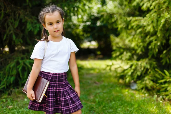 Schattige Kleine Schoolmeisje Een Stadspark Heldere Herfstdag Onderwijs Voor Jonge — Stockfoto