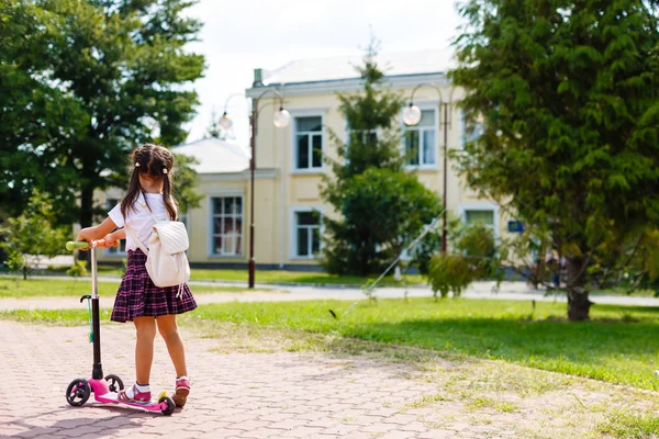 Pequena Criança Aprendendo Andar Scooter Parque Cidade Dia Ensolarado Verão — Fotografia de Stock