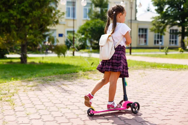 Kind Paardrijden Scooter Weg Terug Naar School Meisje Spelen Buiten — Stockfoto