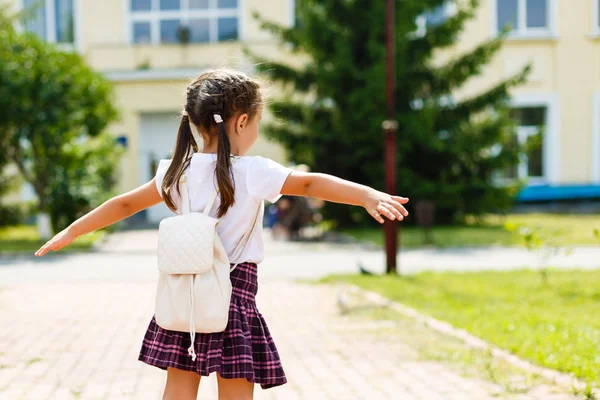 Uma Menina Preparando Para Caminhar Até Escola — Fotografia de Stock