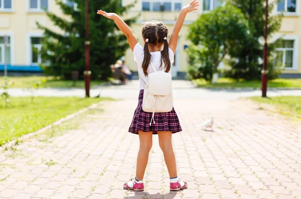 Menina Com Uma Mochila Indo Para Escola Vista Para Trás — Fotografia de Stock