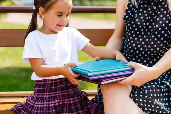 Een Jonge Meisje Voorbereiden Lopen Naar School — Stockfoto