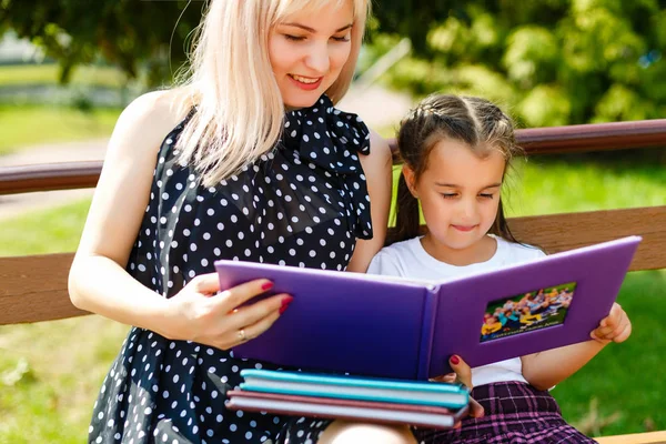 Tiro Cortado Mãe Filha Preparando Livros Para Escola — Fotografia de Stock