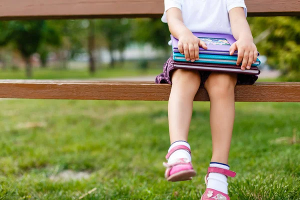 Κορίτσι Που Κάθεται Μια Ημέρα Πάγκο Στο Πάρκο — Φωτογραφία Αρχείου