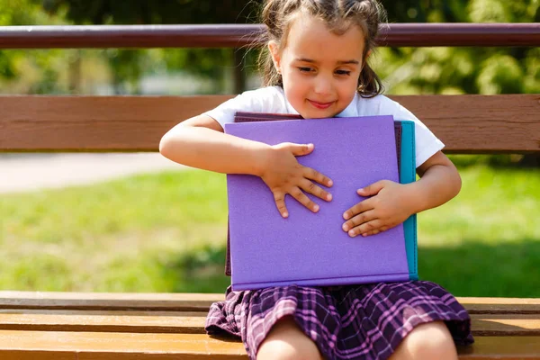 Κοριτσάκι Κρατώντας Πολύχρωμα Βιβλία Στα Χέρια — Φωτογραφία Αρχείου