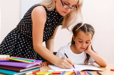 küçük kız parlak oda içinde öğretmen ile eğitim