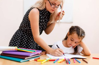 küçük kız parlak oda içinde öğretmen ile eğitim