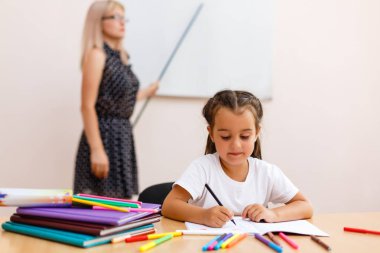 küçük kız parlak oda içinde öğretmen ile eğitim