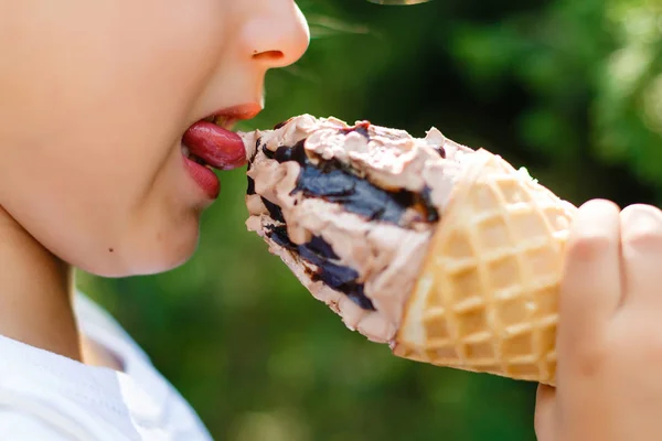 Primer Plano Niña Comiendo Helado — Foto de Stock