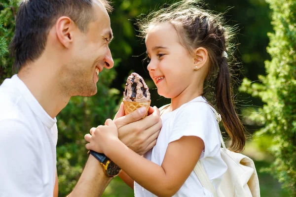 Adorable Kid Girl Don Want Share Ice Cream Father Family — Stock Photo, Image