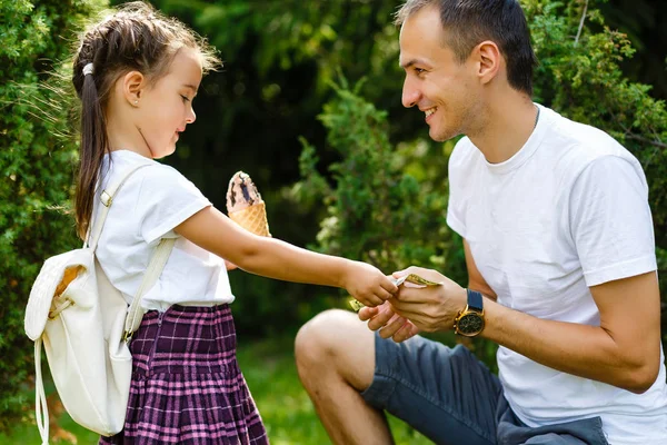 Vater Und Tochter Essen Eis Austausch Von Eis Gegen Dollar — Stockfoto